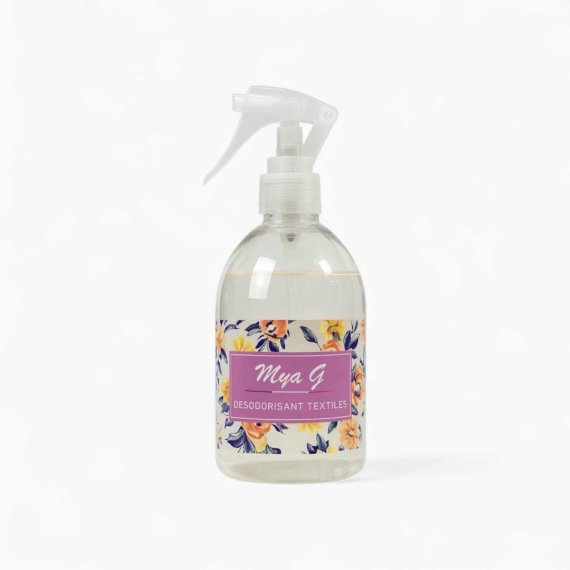 Spray textile Mya G – La Barfumerie 250ml, parfum floral doux et frais pour linge et maison.